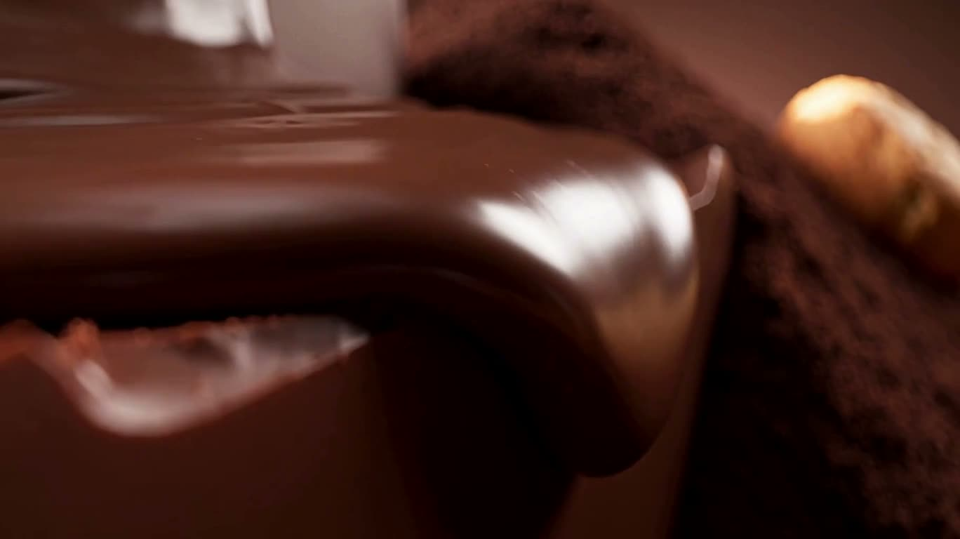 Monde miniature dans la glace au chocolat