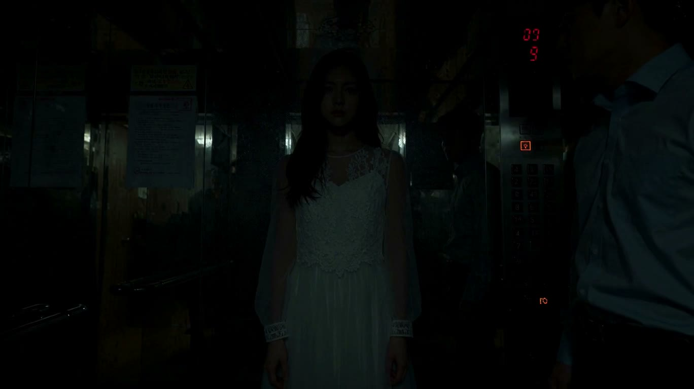 电梯里的裂口女惊魂