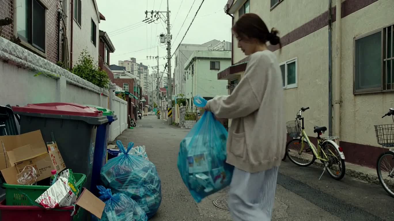 골목 입구의 아침 일상