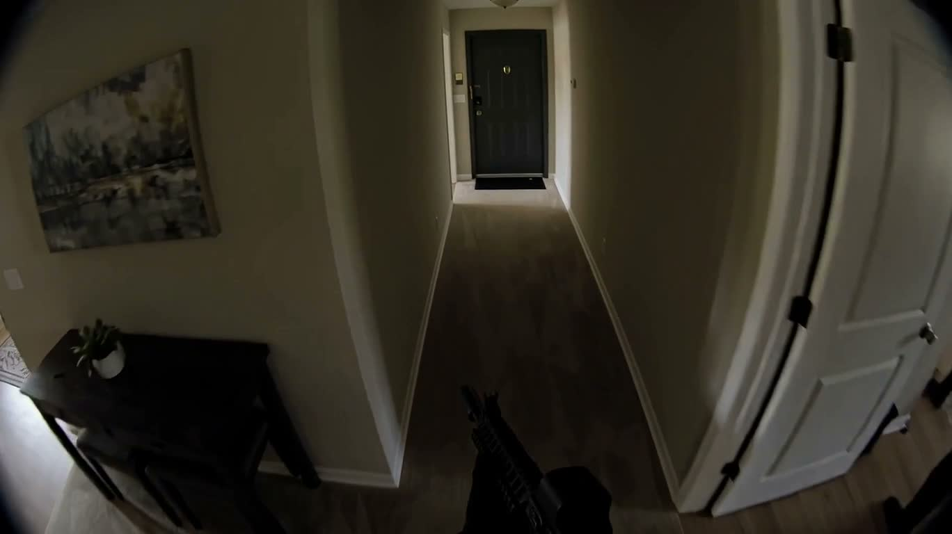 Perspective de caméra-piéton lors d'une intrusion tactique
