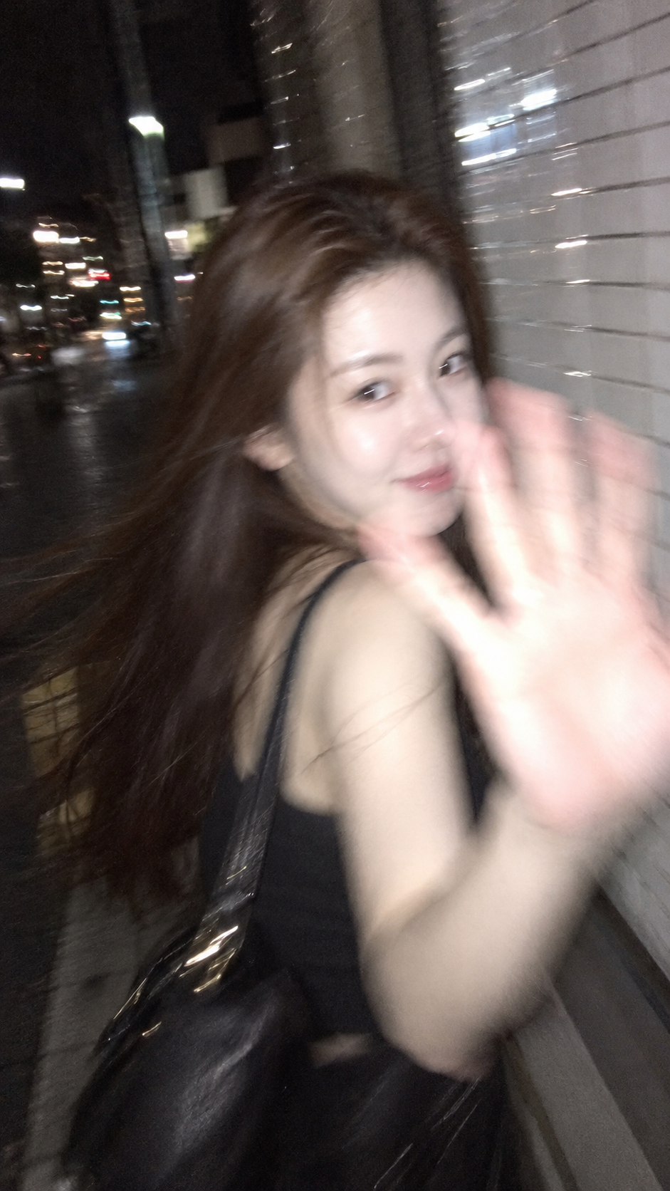 东京夜间闪光灯下的模糊街头抓拍