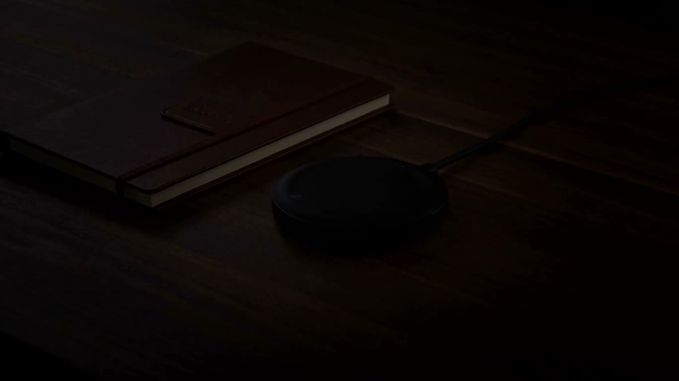 Chargeur sans fil sur une table en bois foncé