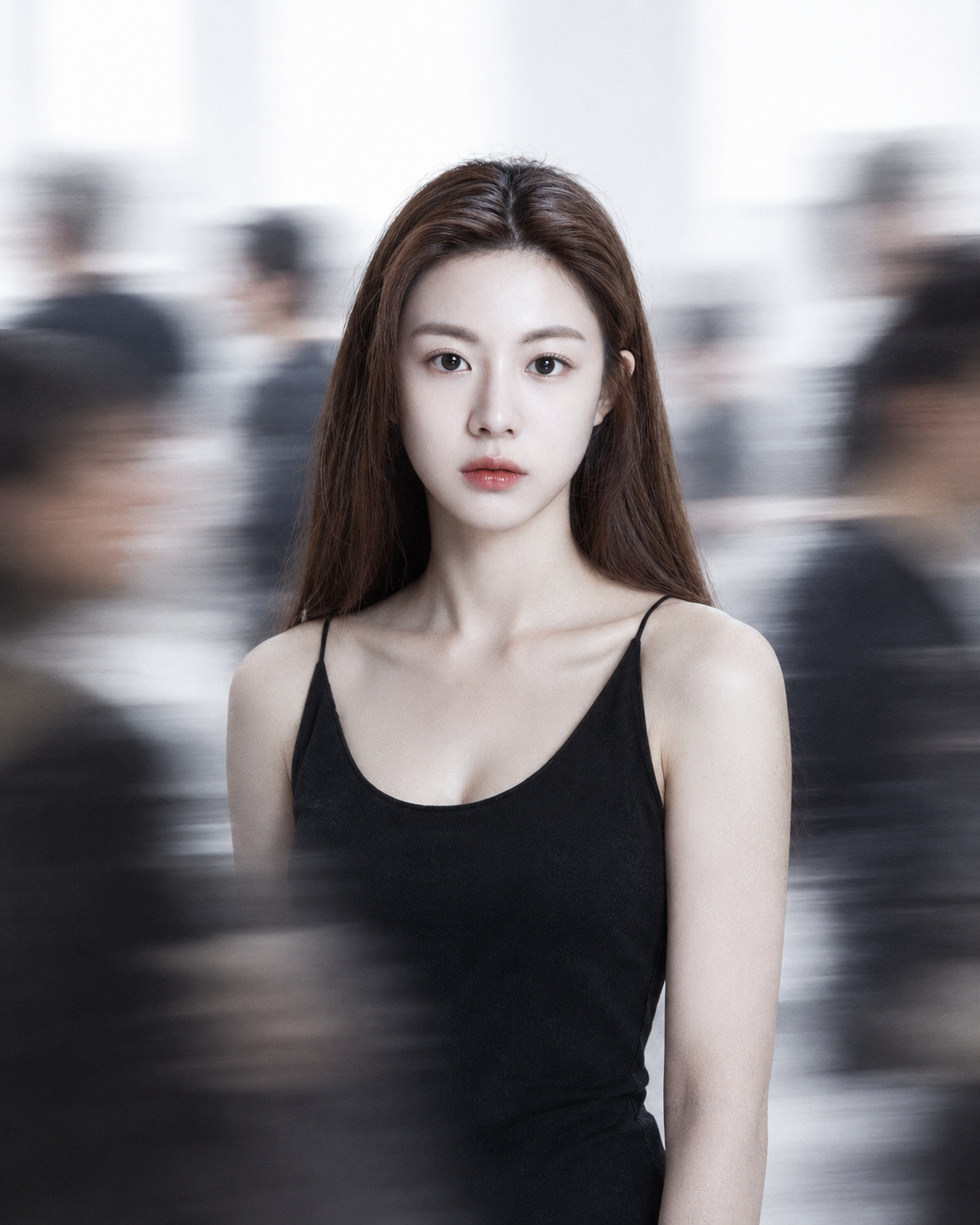 极简黑衣女子定格喧嚣人潮中