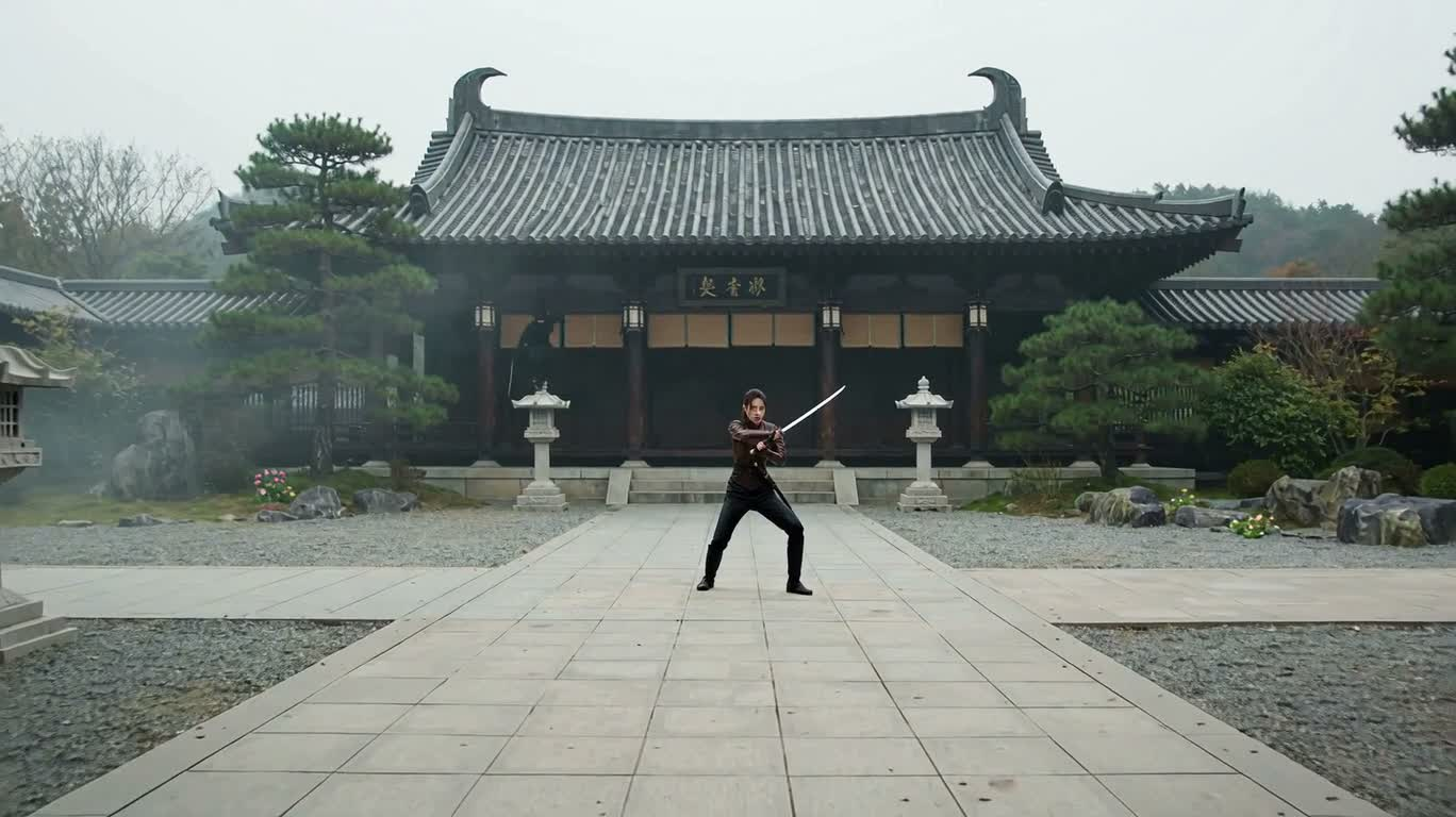 Duel de kunoichi dans la cour d'un temple ancien