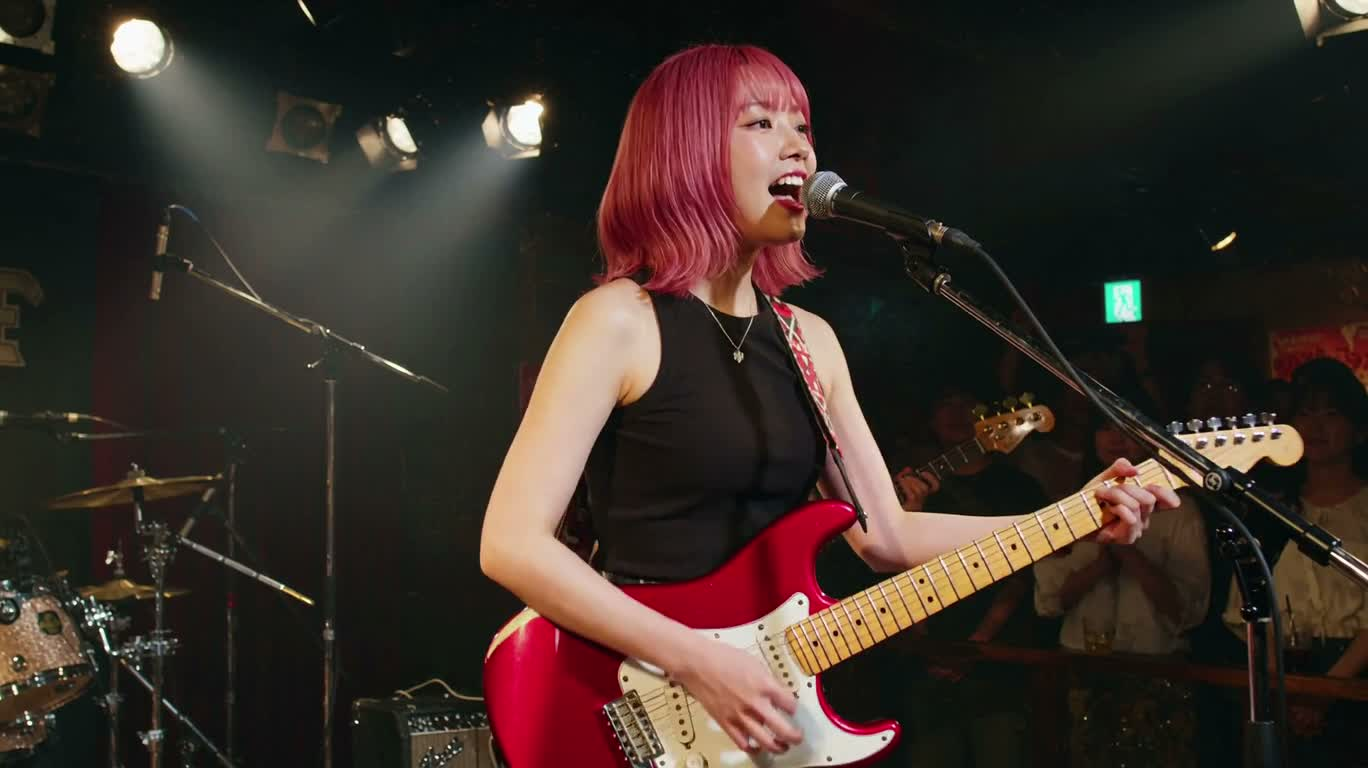 Performance live en club d'une chanteuse aux cheveux roses