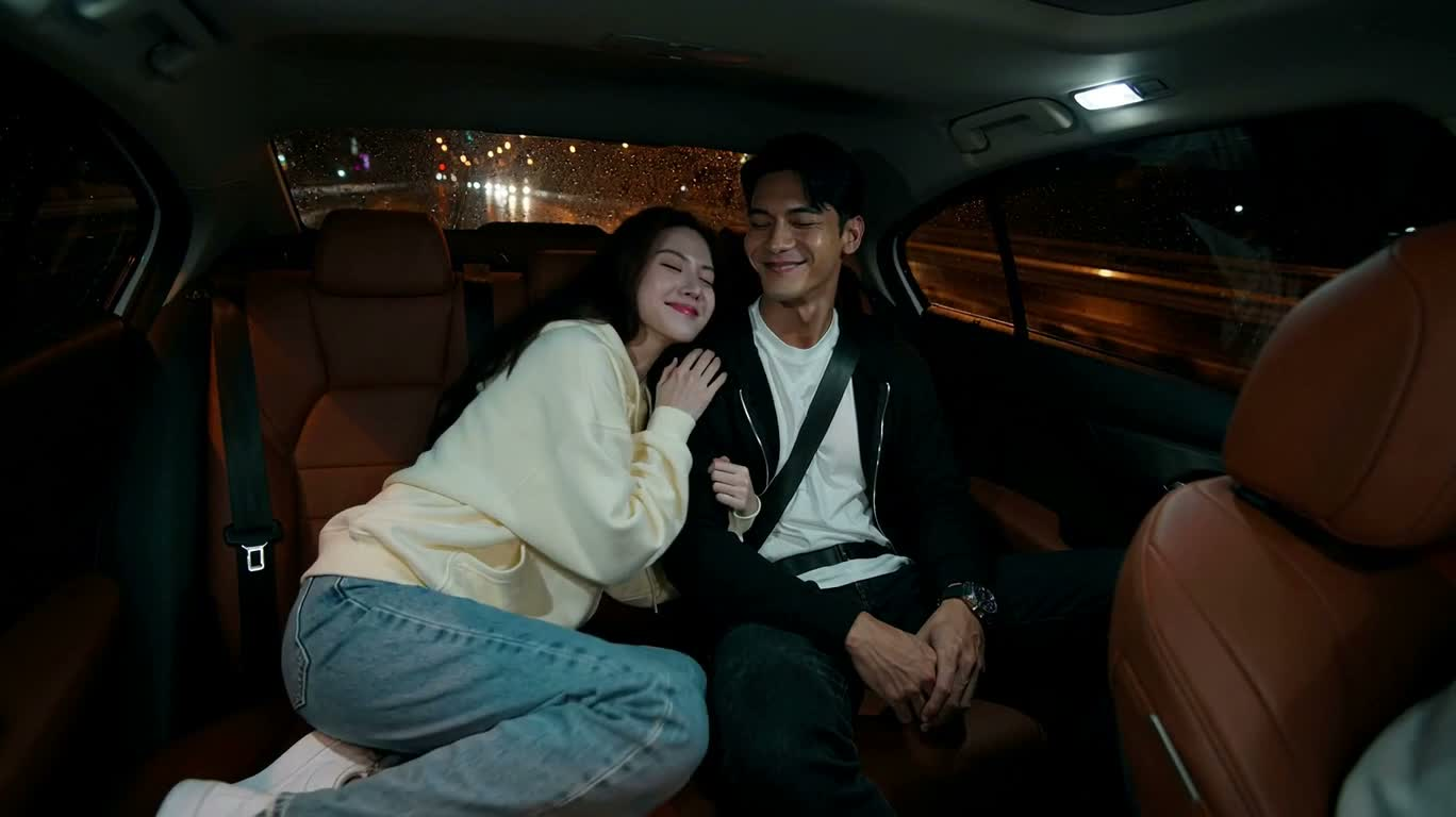Đi cùng nhau trong đêm mưa: hẹn hò với đường chân trời thành phố