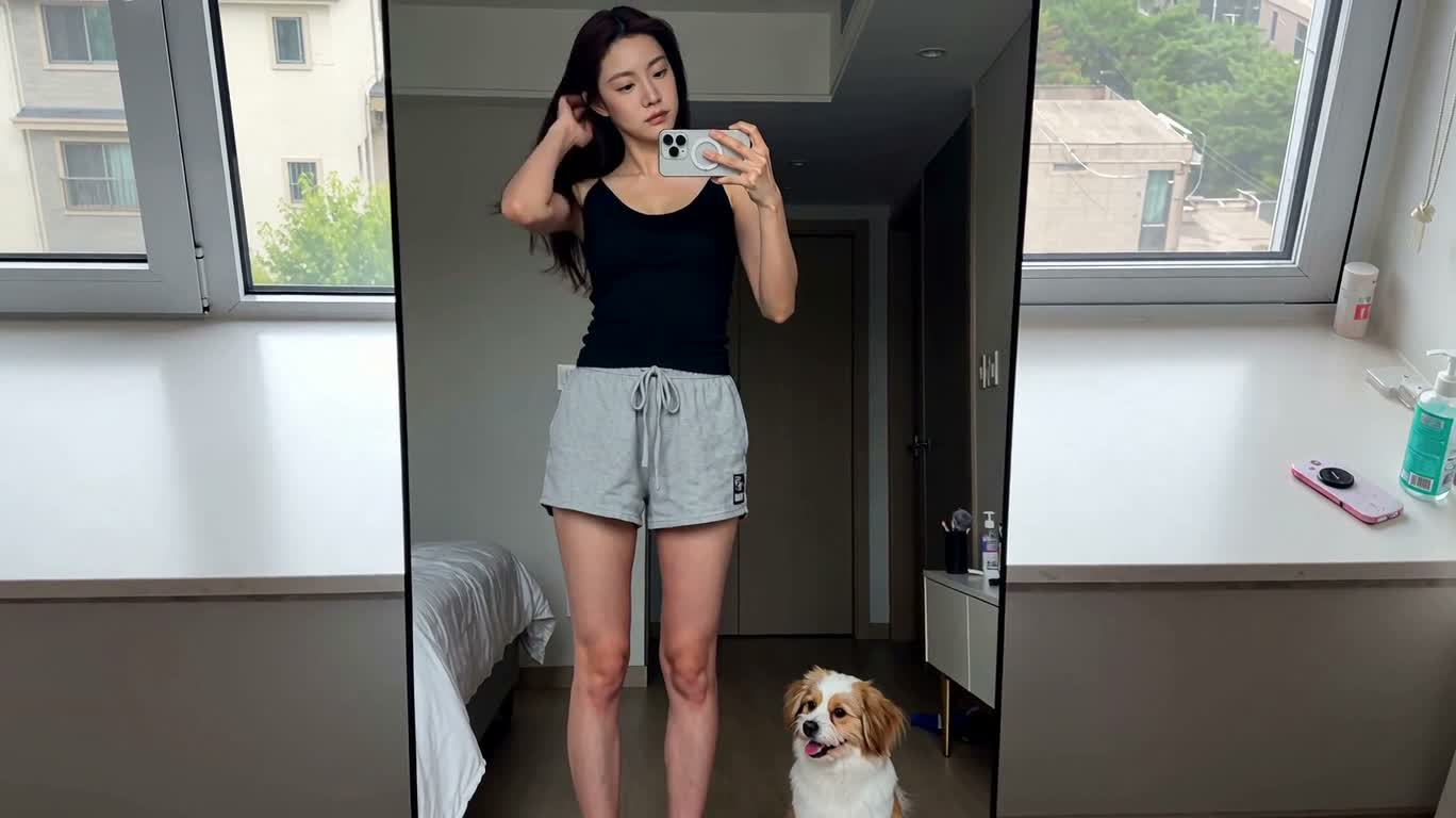 鏡の前の自撮りが犬に邪魔される