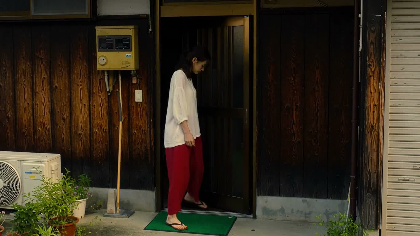 黄昏街巷与猫的温柔相遇