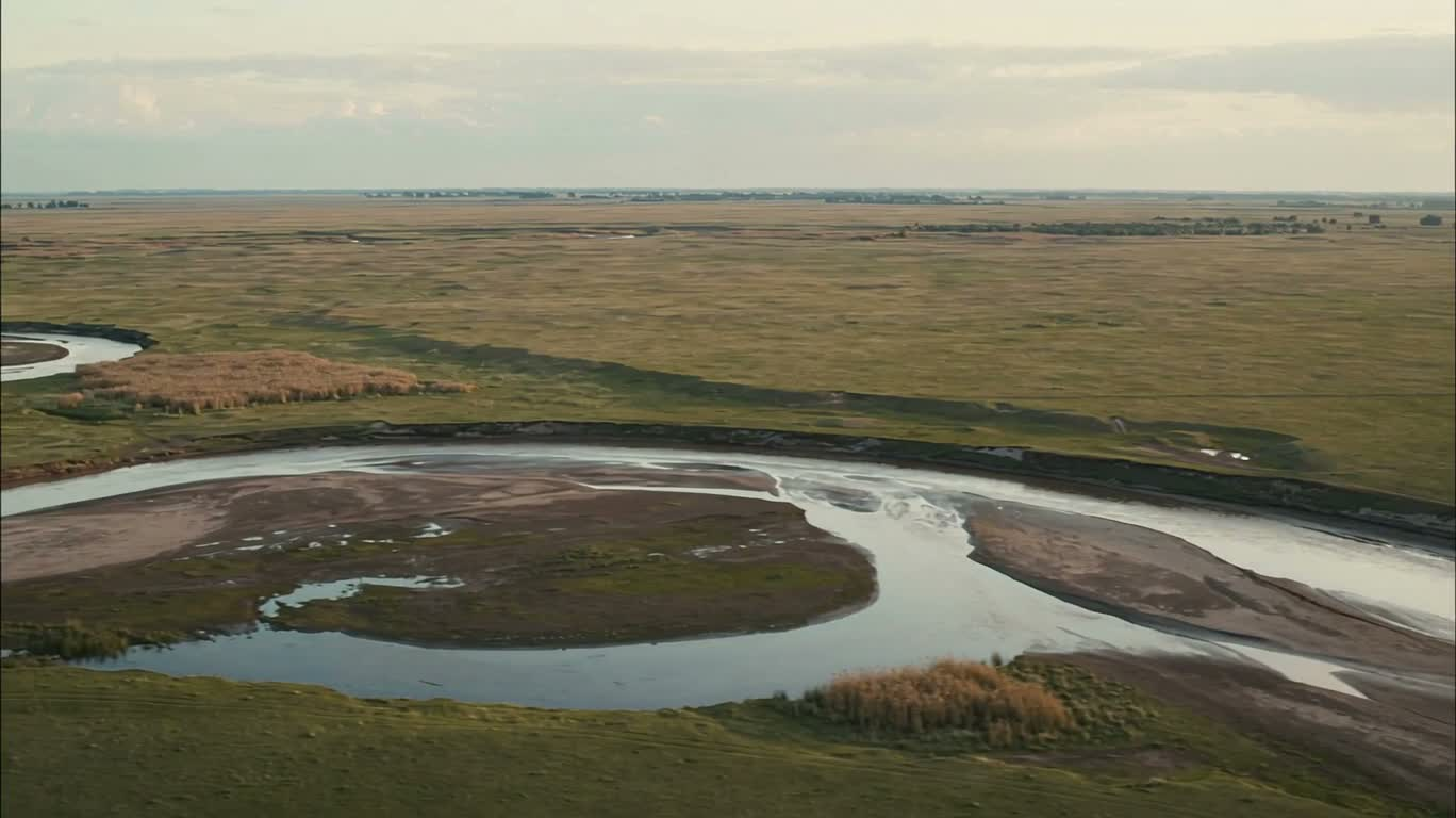 Rivière sinueuse dans la plaine