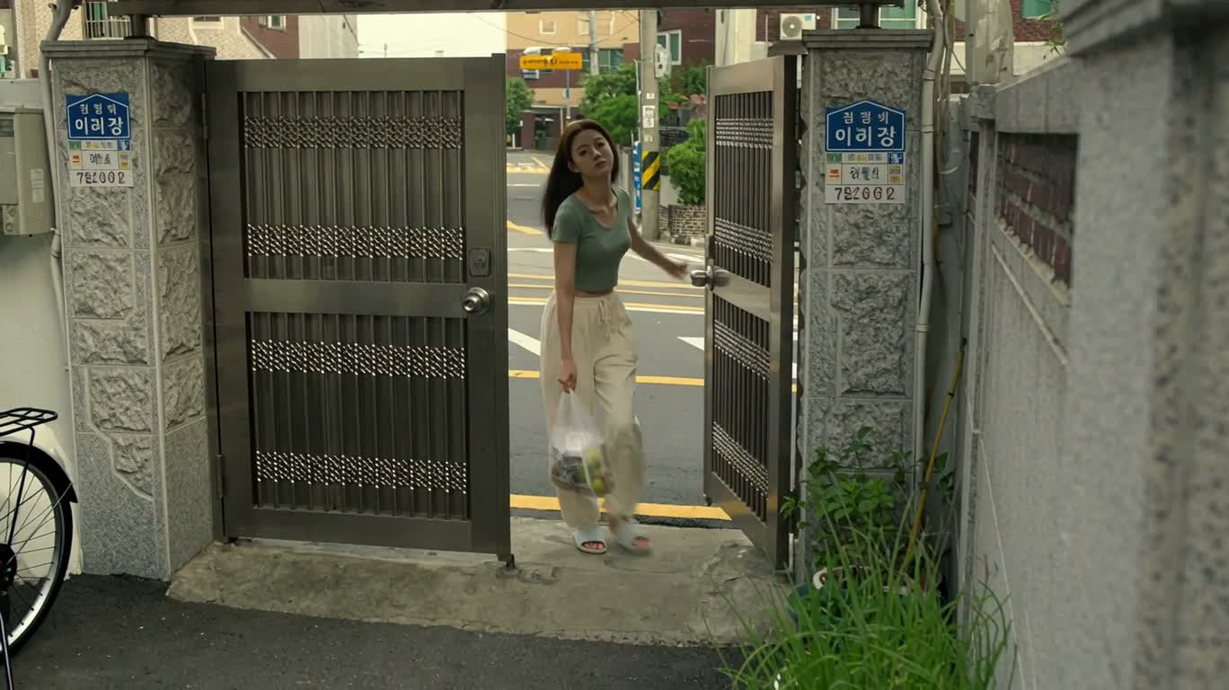 路地の入り口でオレンジを買う夕暮れ