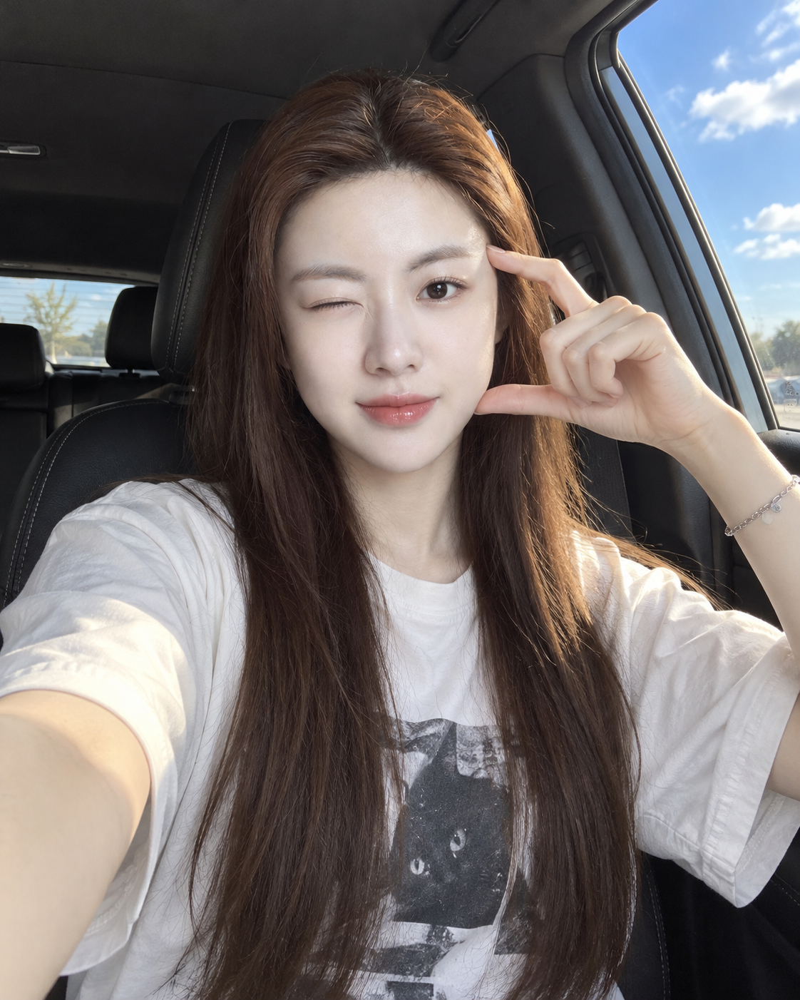 成年女性车内自然光俏皮自拍模板