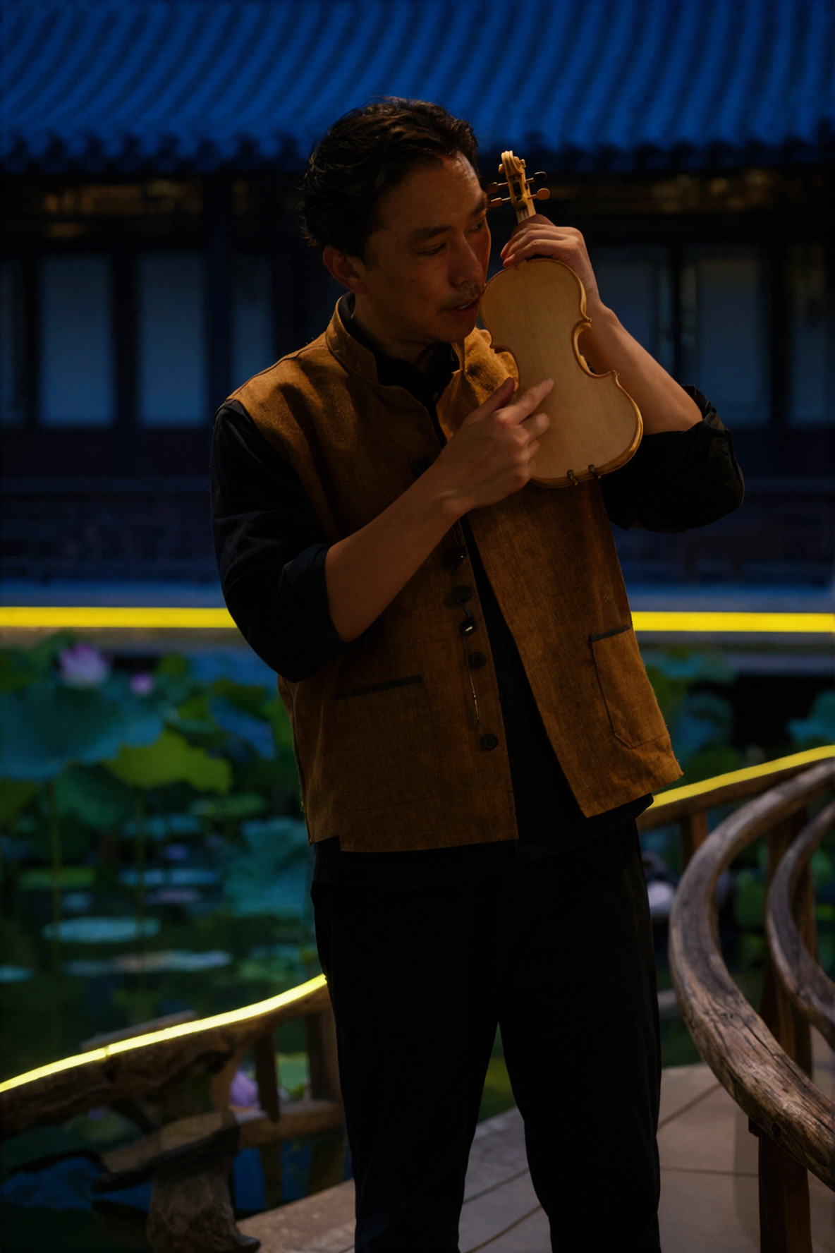 成年欧洲男性制琴师 · 听见木纹 · 环形逆光 — AI image creation