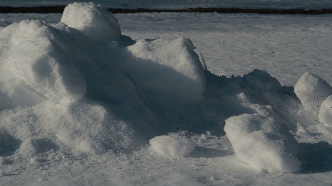 雪の吹き溜まりの静かな質感 — AI video creation