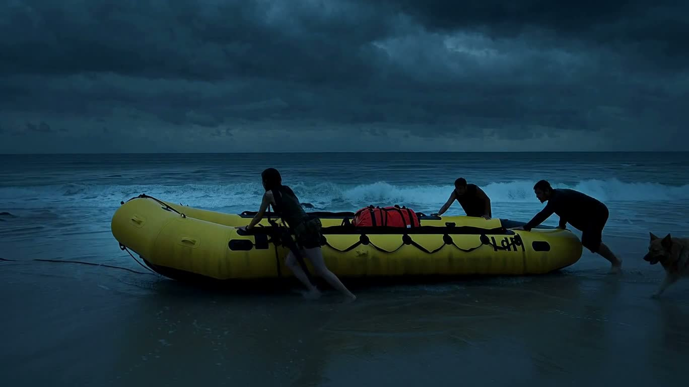 Escalade d'évasion sur une plage orageuse