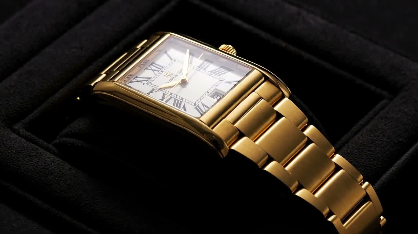 Publicité pour montre carrée en or de luxe