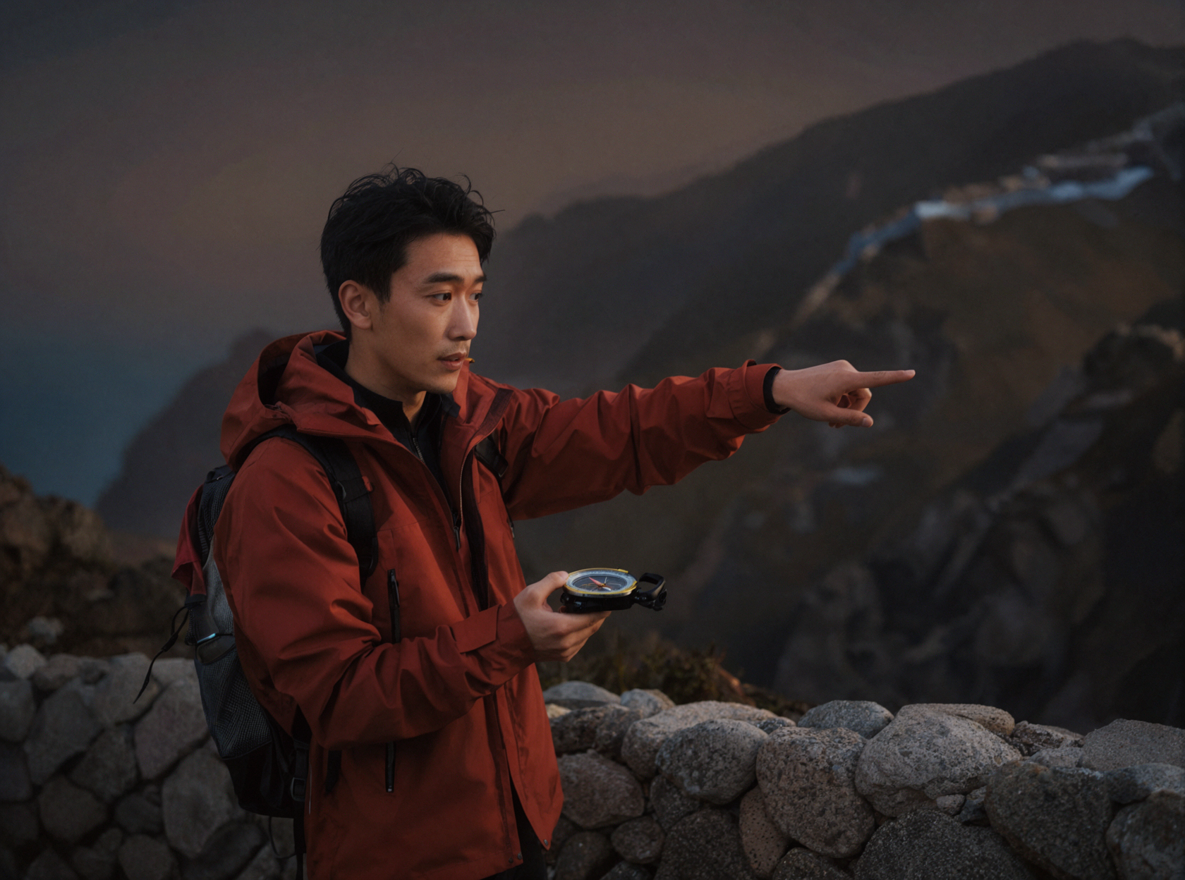 Guide de montagne est-asiatique montrant la crête · Photo cinématographique