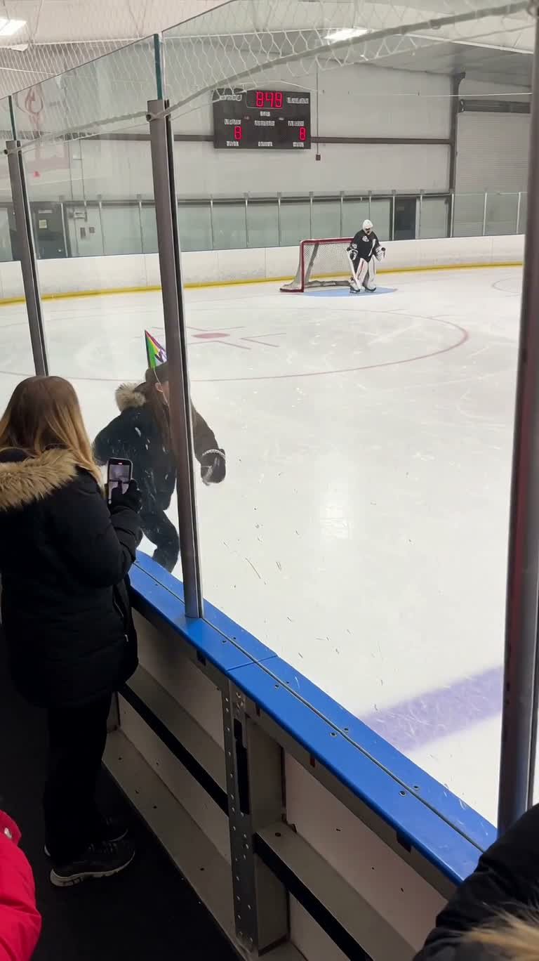 Photo tremblée d'une fête d'anniversaire à la patinoire — AI video creation