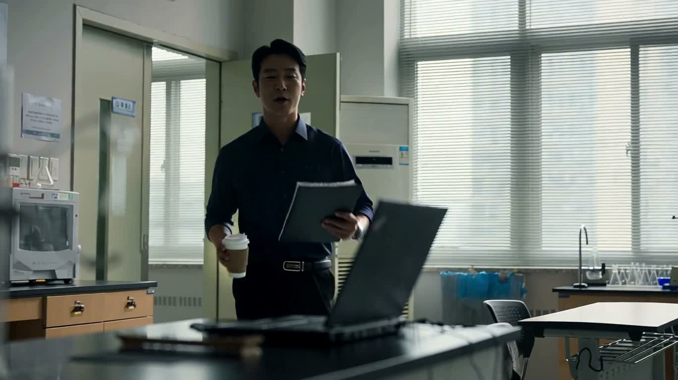 物理实验室的滚动小球