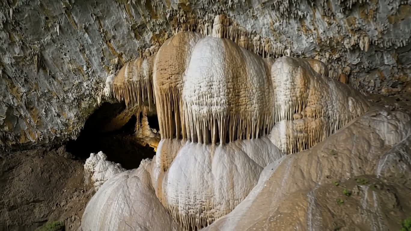 Grotte karstique calcaire