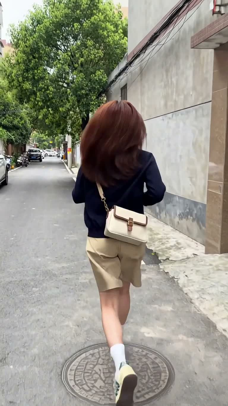 街巷奔跑与水龙头小憩