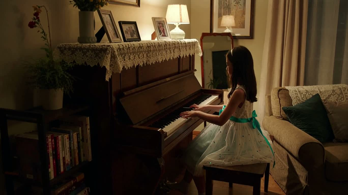 Nghệ sĩ piano nhí trong khung hình rung lắc