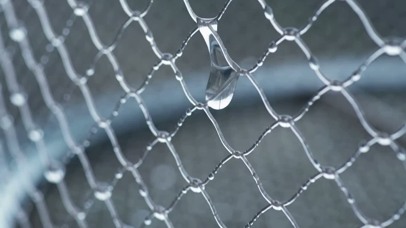Première goutte dans la bouteille au filet de brume côtière — AI video creation