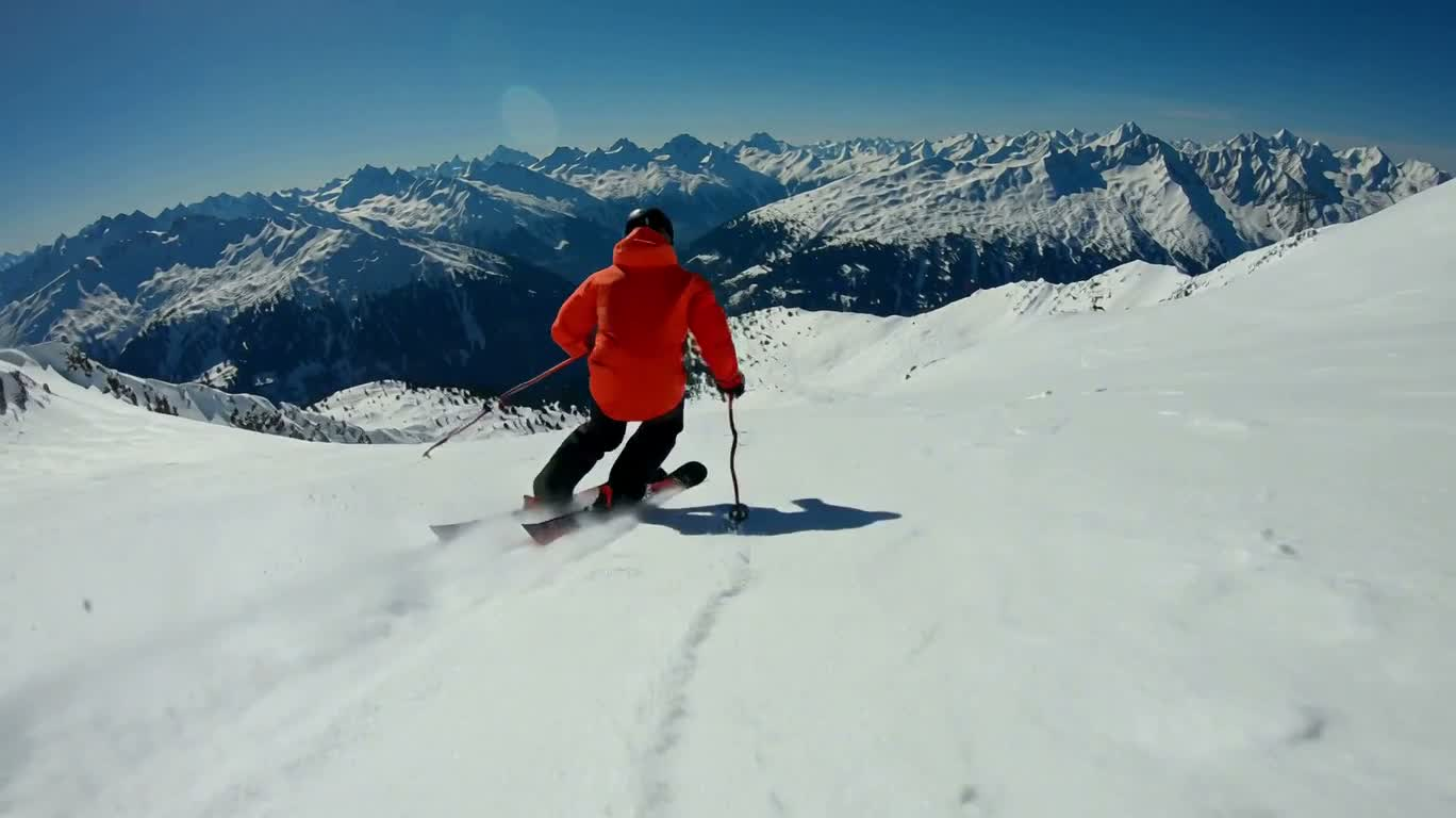 Theo dõi trượt tuyết tốc độ cao trên núi tuyết