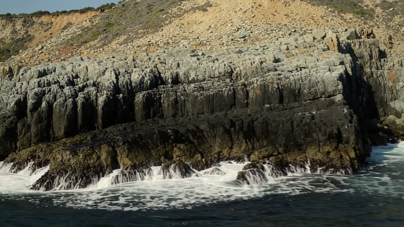 海食洞と荒れ狂う波
