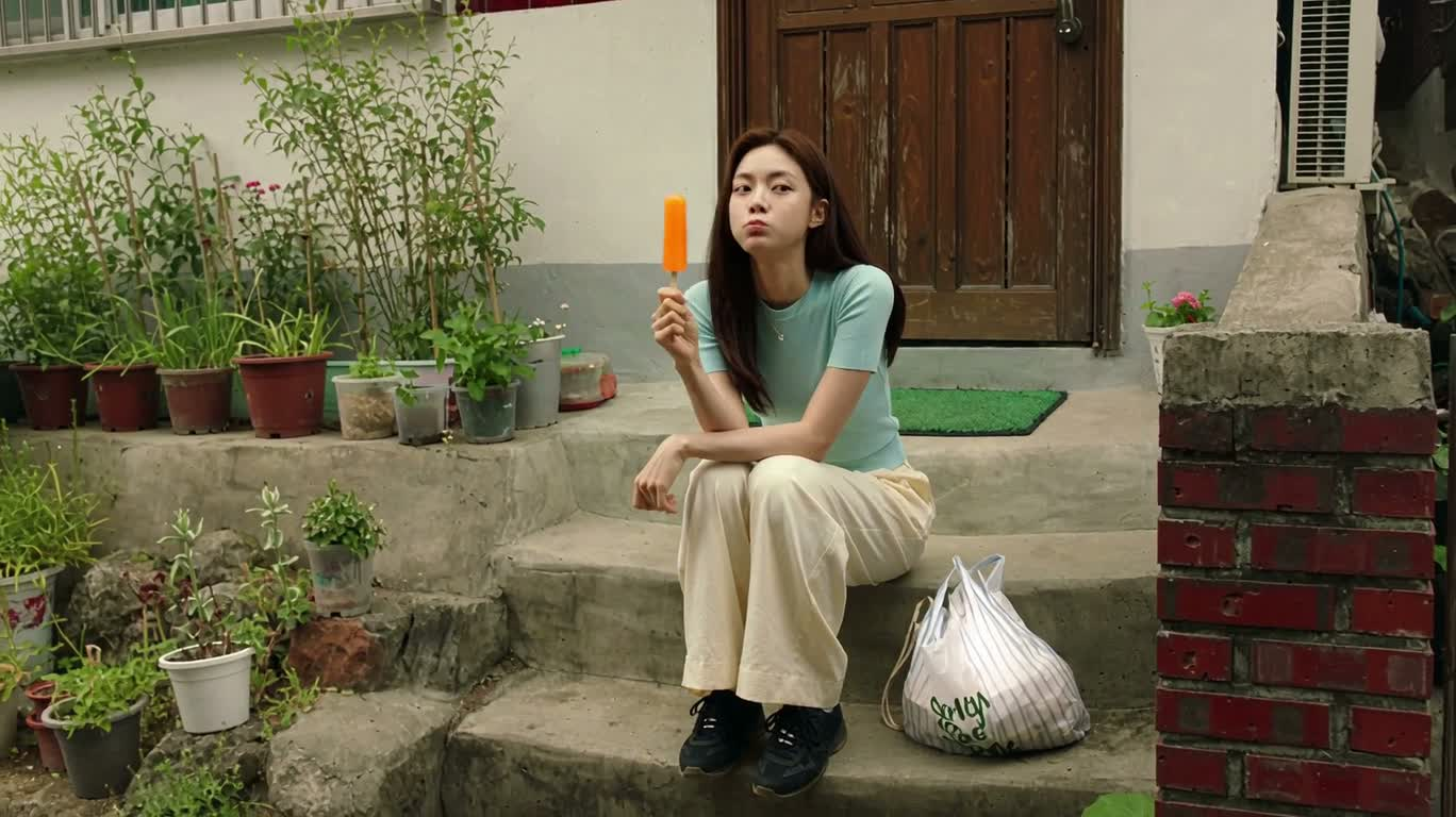夏日巷口的悠闲时光
