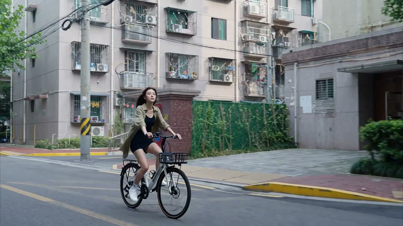 城市街巷骑行漫游