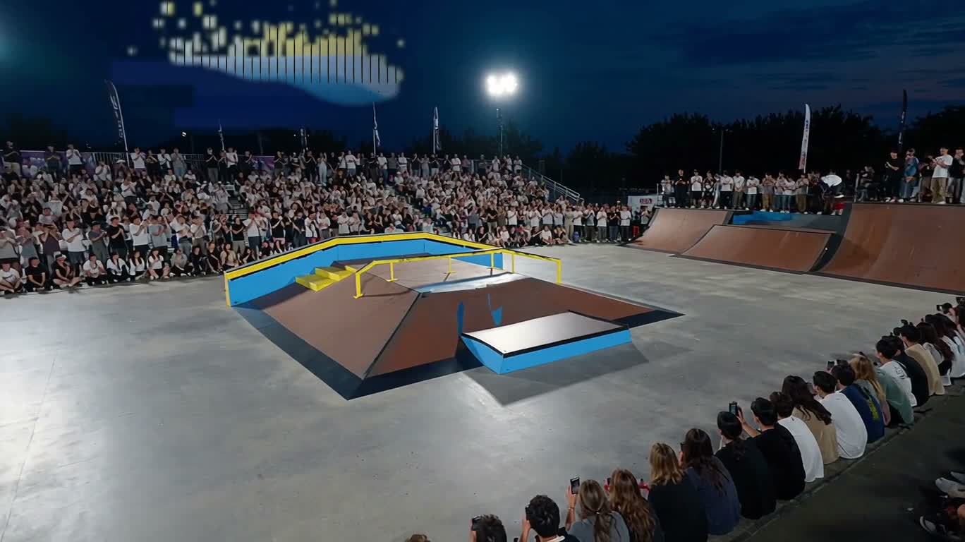 夜场 BMX 女骑手极限翻转庆祝