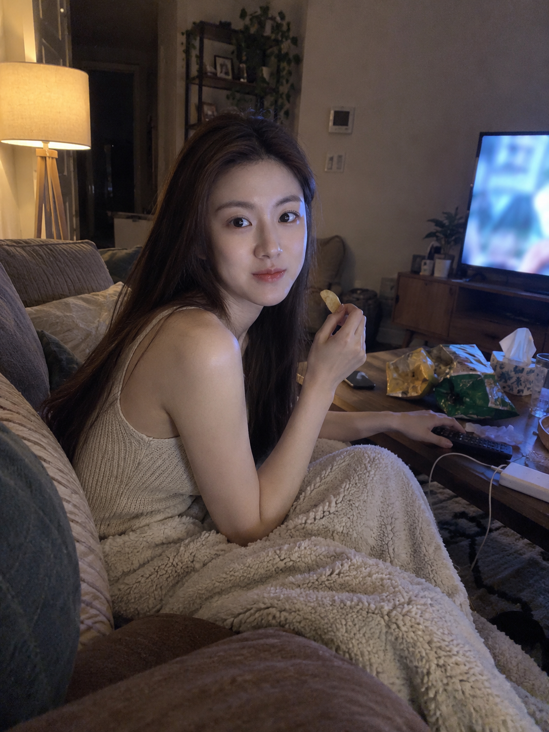 成年亚洲女性居家客厅夜间生活抓拍
