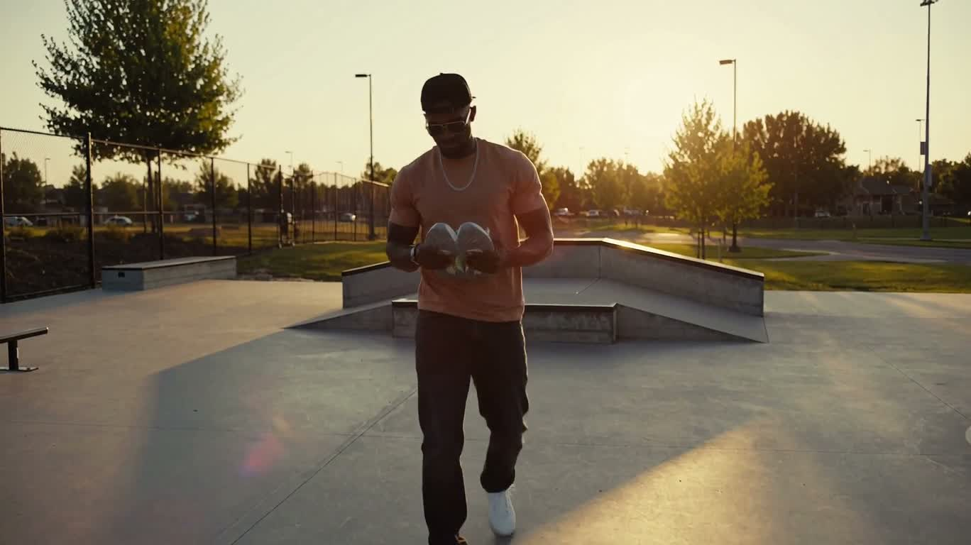 Présentation de sneakers au skatepark au coucher du soleil