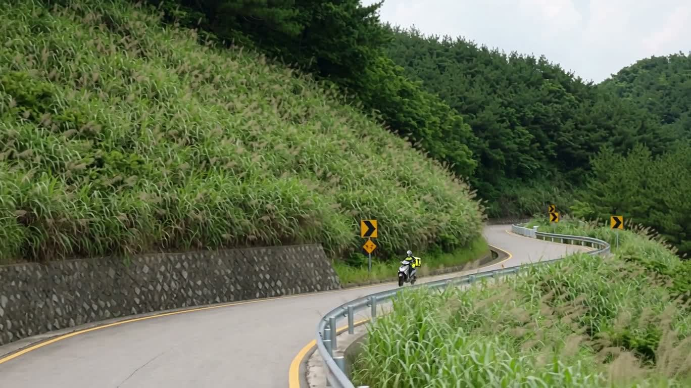蜿蜒山路上的快递骑手