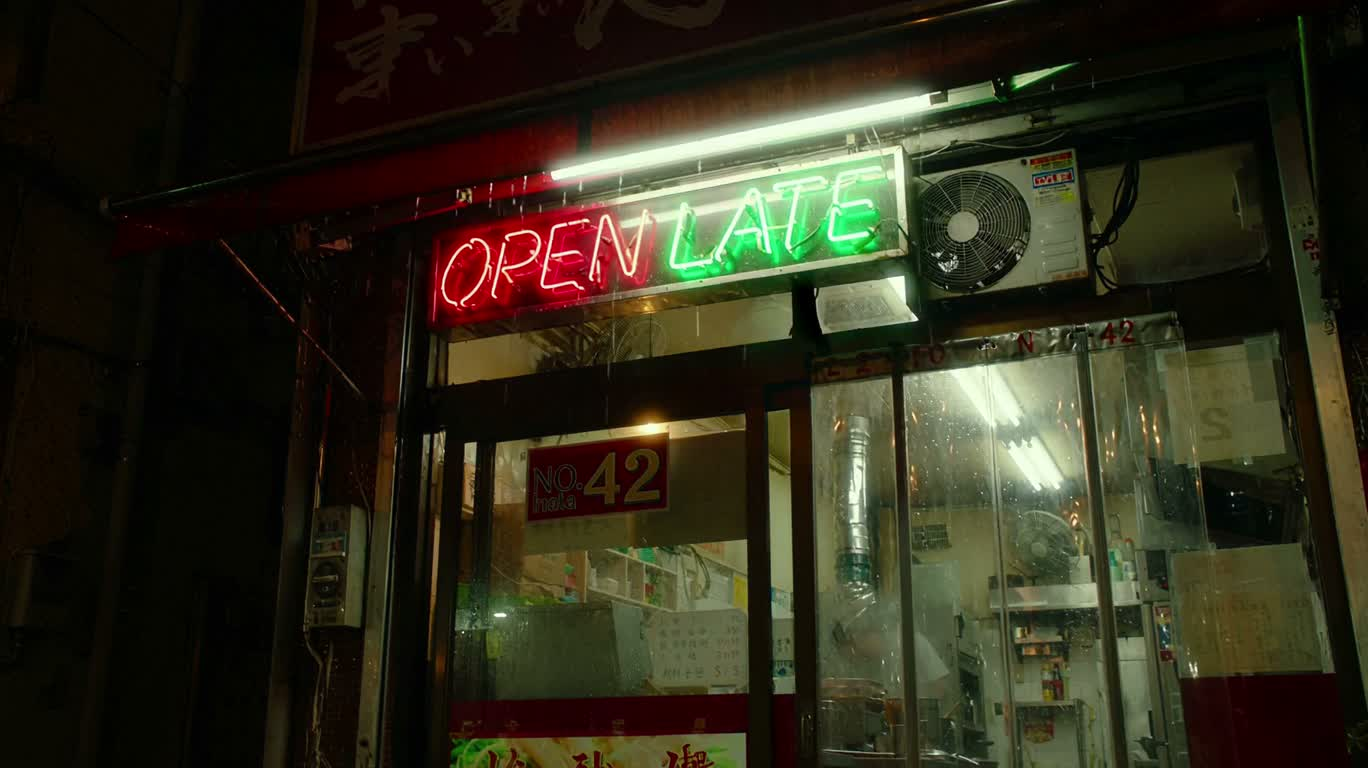 Néon du restaurant de nouilles par nuit de pluie