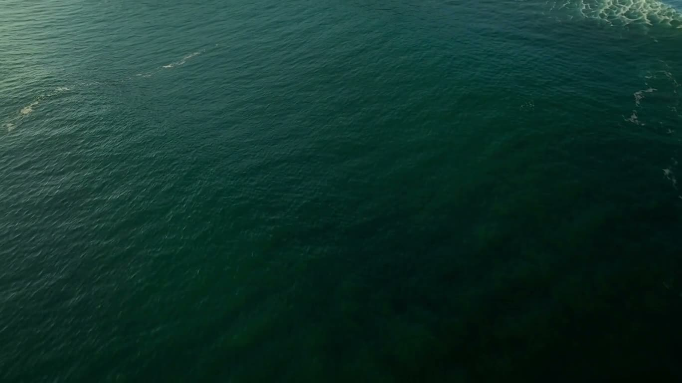 Vue aérienne des falaises de la baie à l'aube