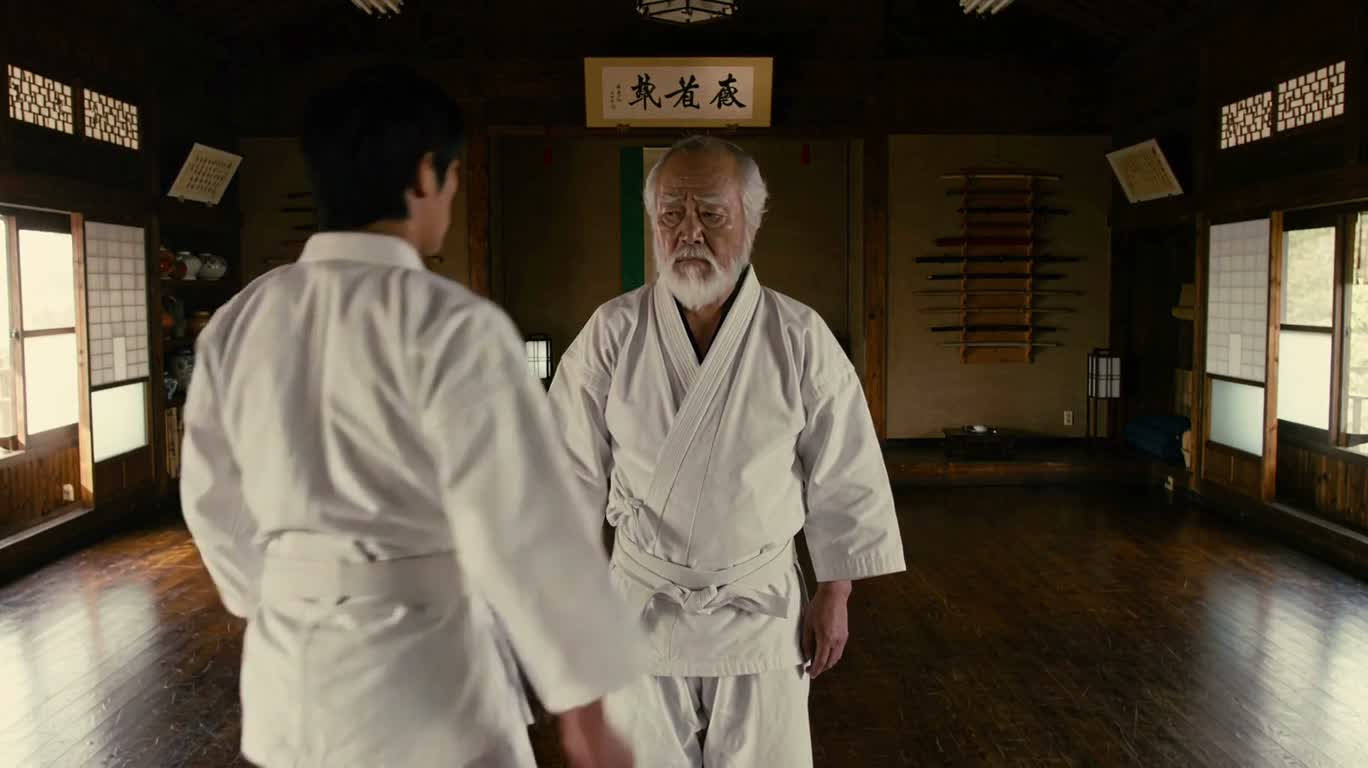 Farce d'équilibre sur un doigt au dojo