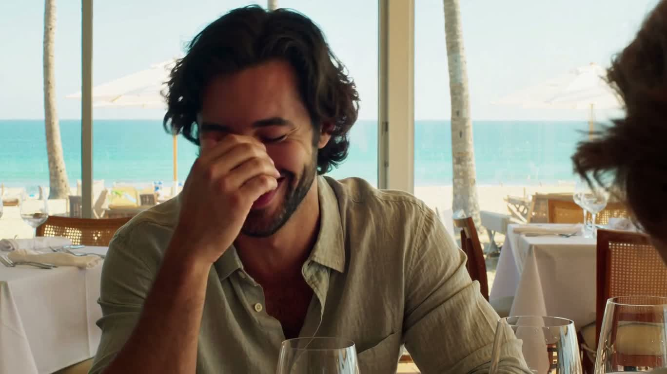 Complicité taquine entre mère et fils au restaurant en bord de mer — AI video creation