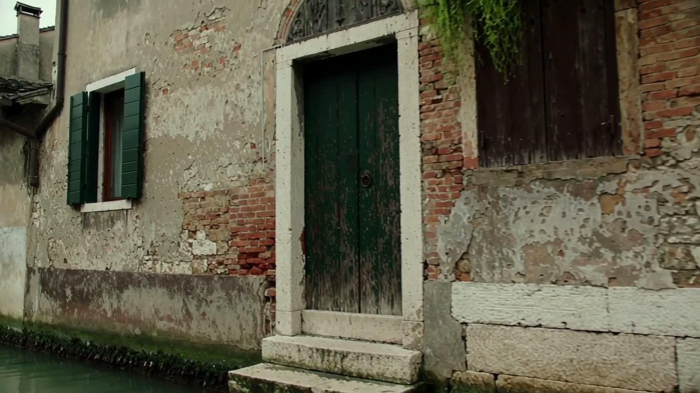 Vieille porte et canal dans la ruelle d'eau