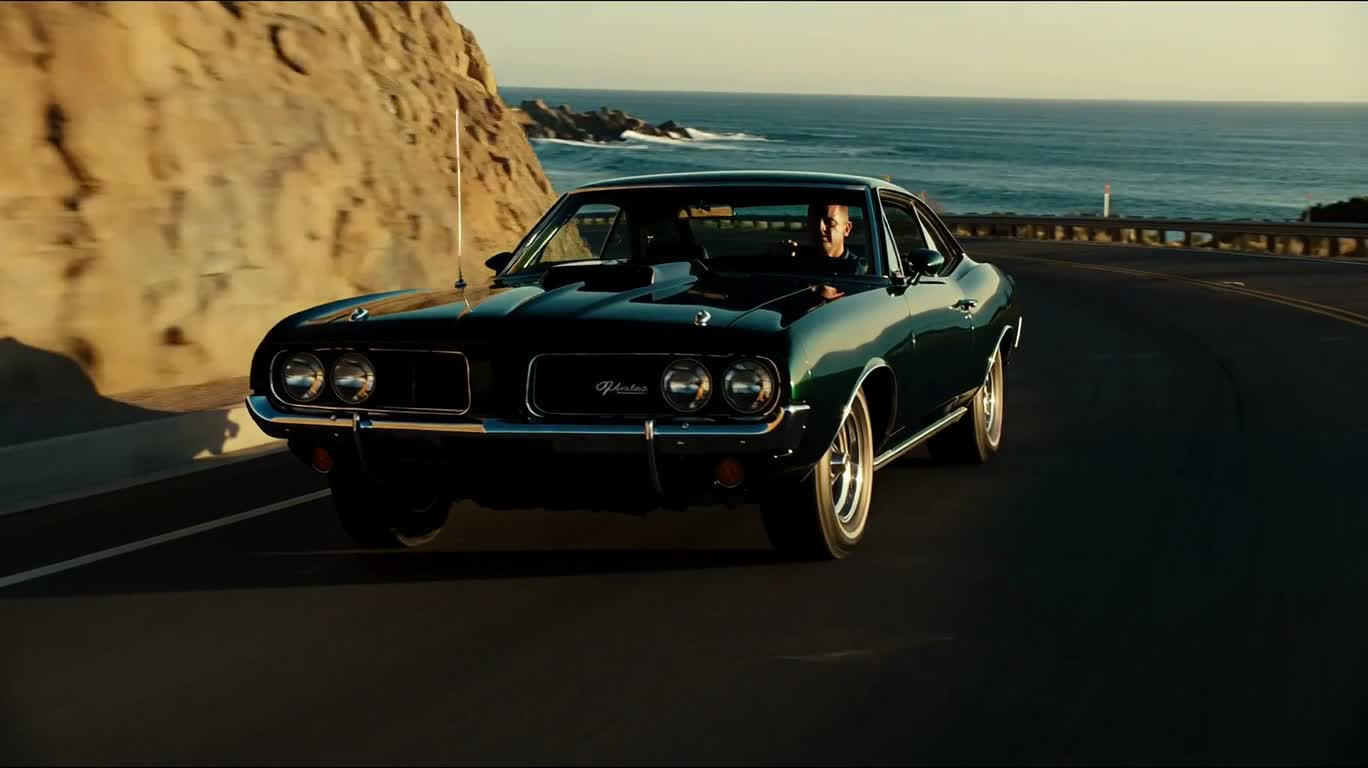 ゴールドコースト・ハイウェイのヴィンテージ・マッスルカー