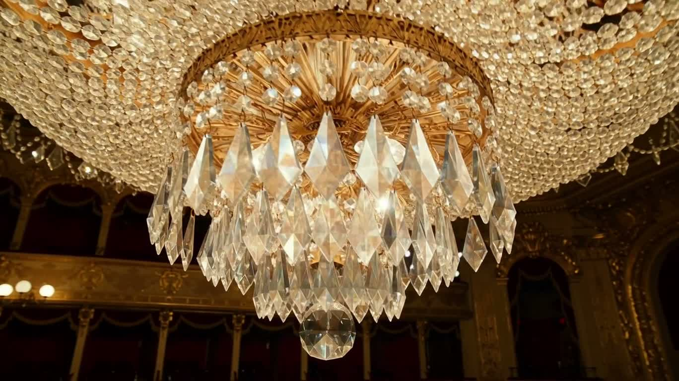 Хрустальная люстра позолоченной оперы