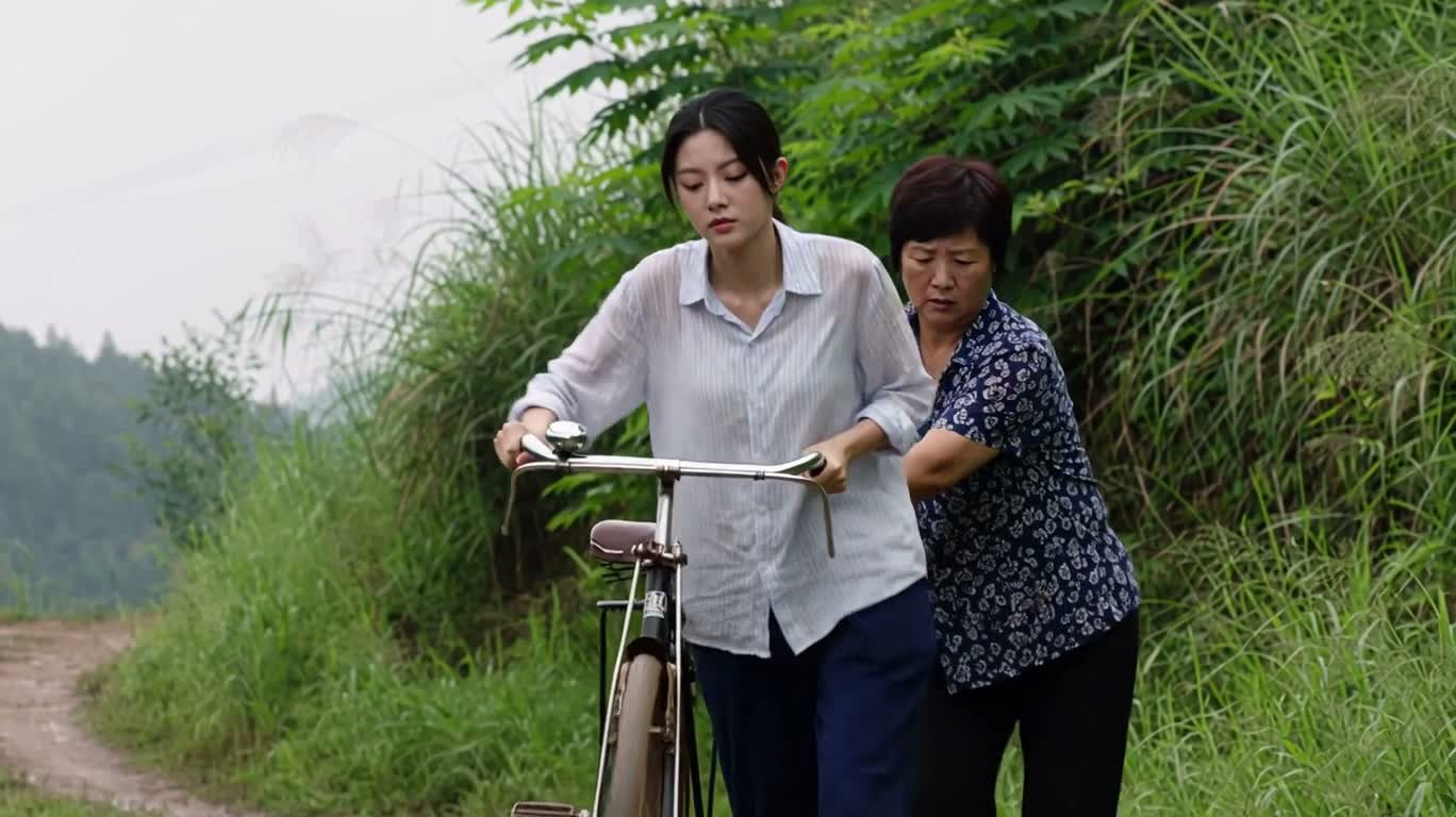 泥路上的热心相助