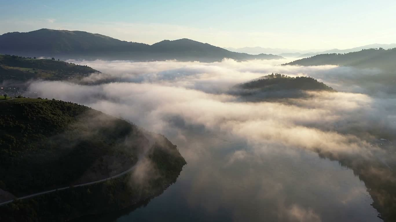 Vallée brumeuse du matin