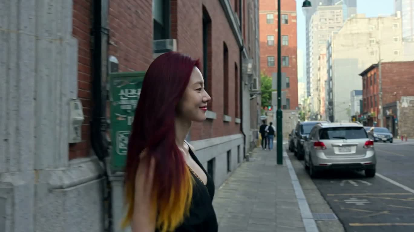 붉고 노란 긴 머리의 여인이 꽃을 건네다 — AI video creation