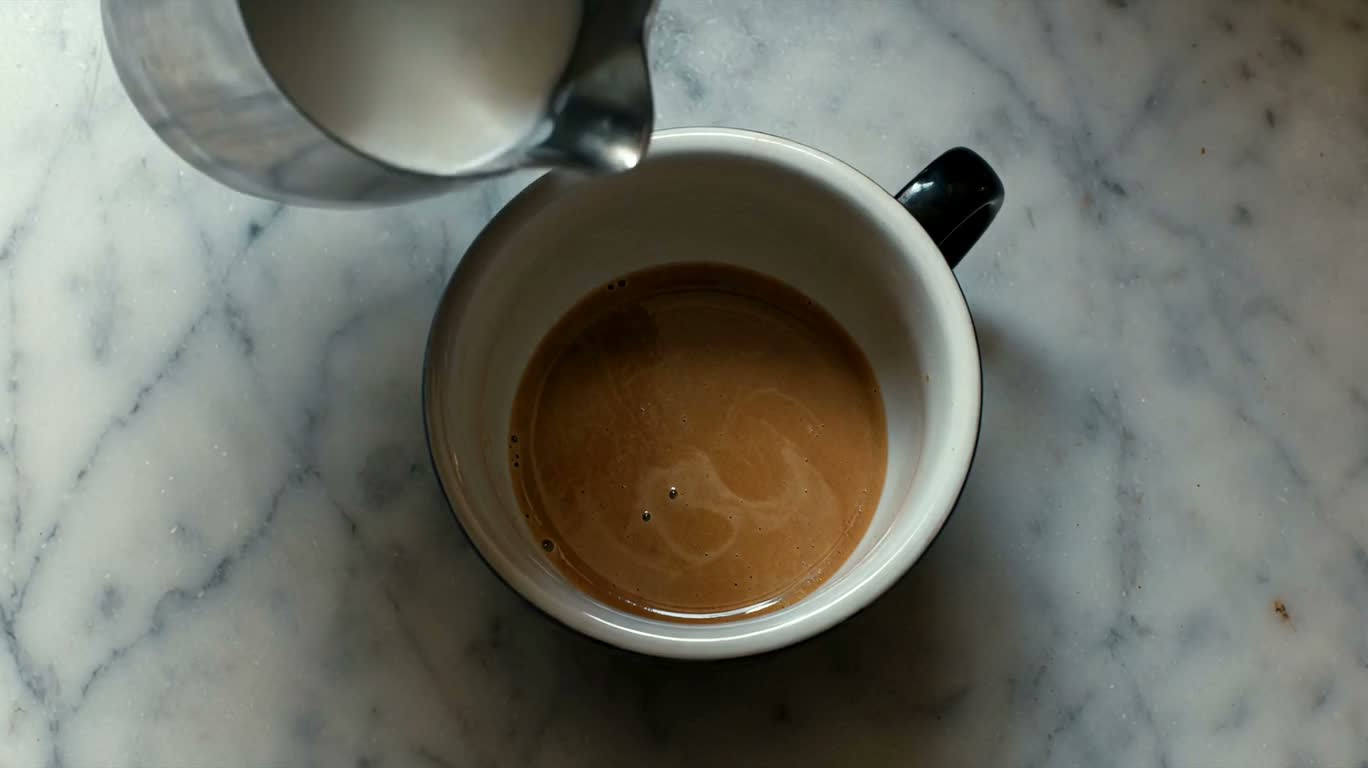 Latte art en plongée avec mousse de lait