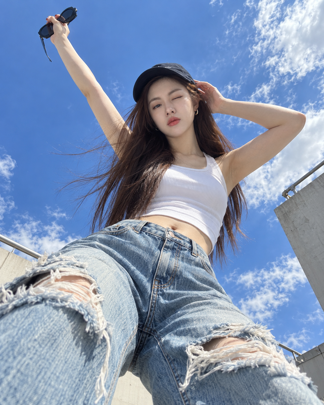 楼顶蓝天下的仰拍智能手机人像