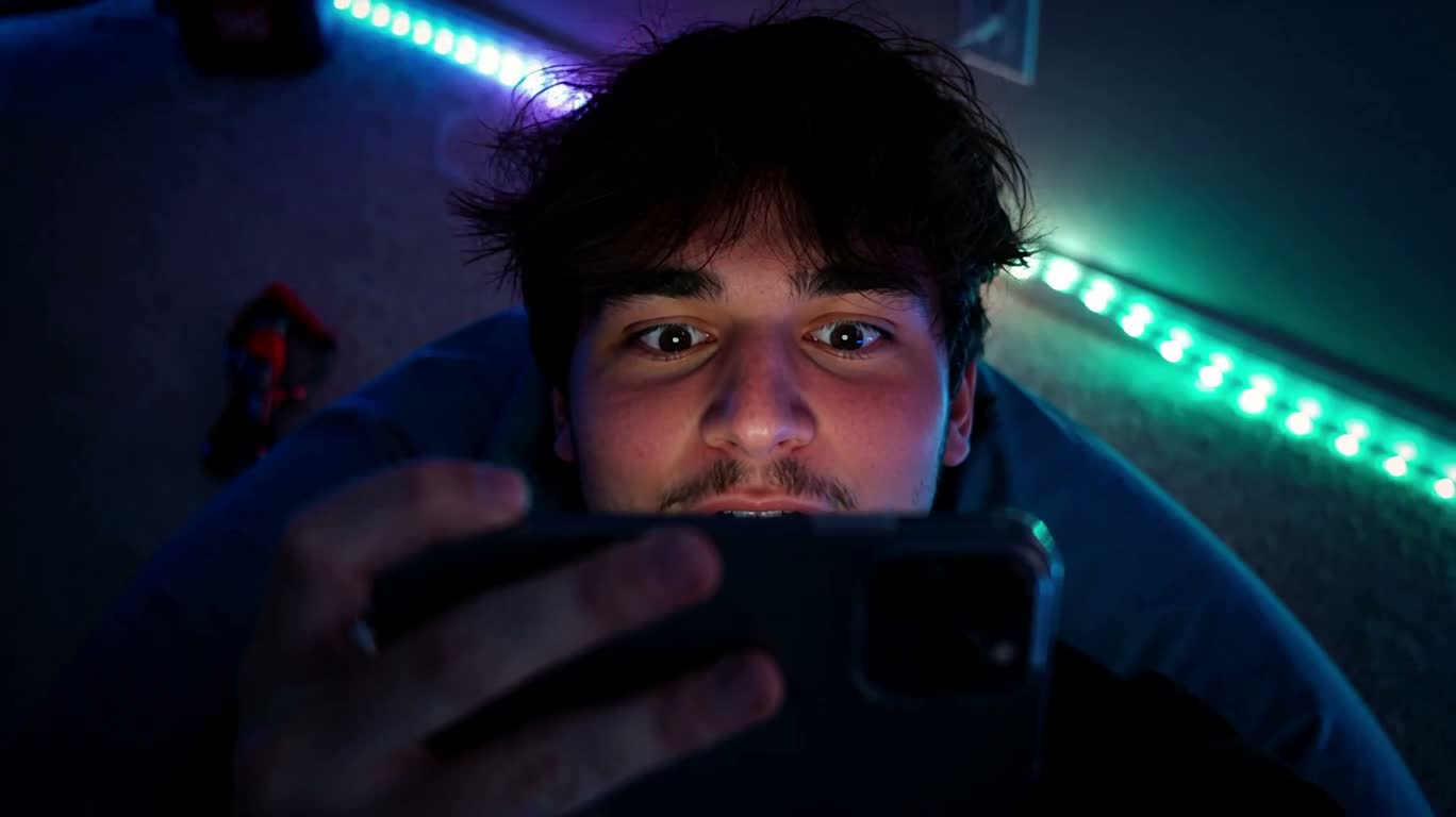 ネオン部屋のゲームの叫び — AI video creation