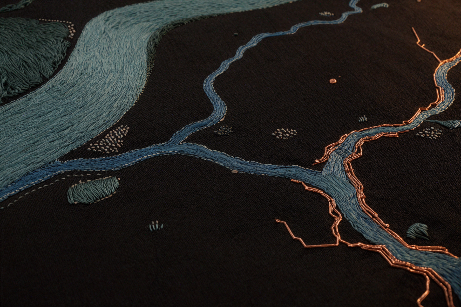 川の回路 · 夜色の絹刺繍