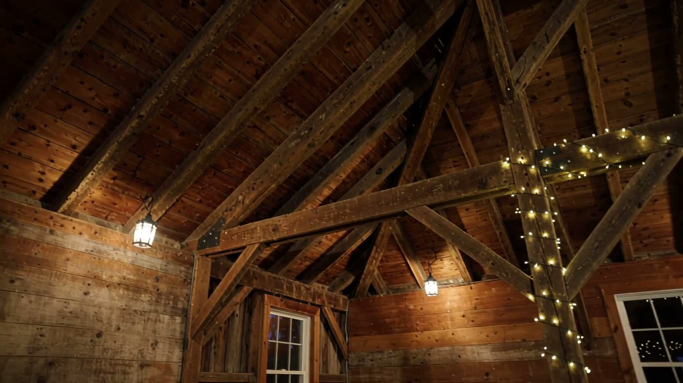 Lumière chaleureuse au banquet de mariage dans la grange