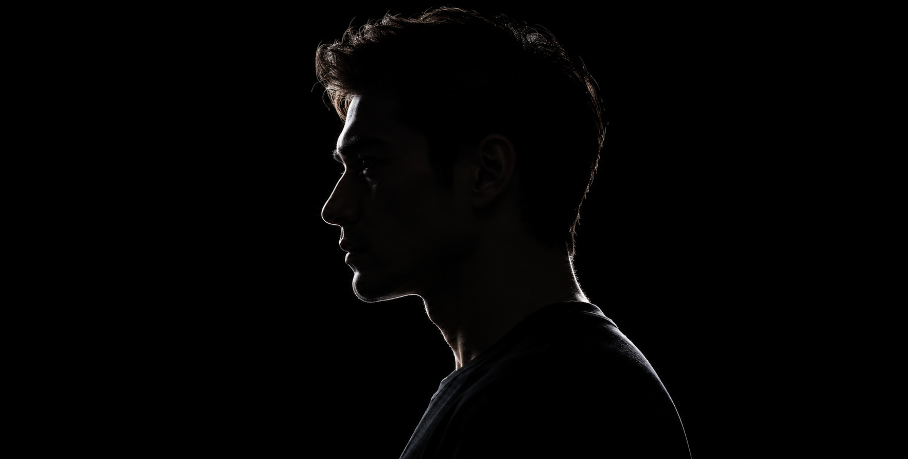 暗闇に浮かぶ神秘の横顔